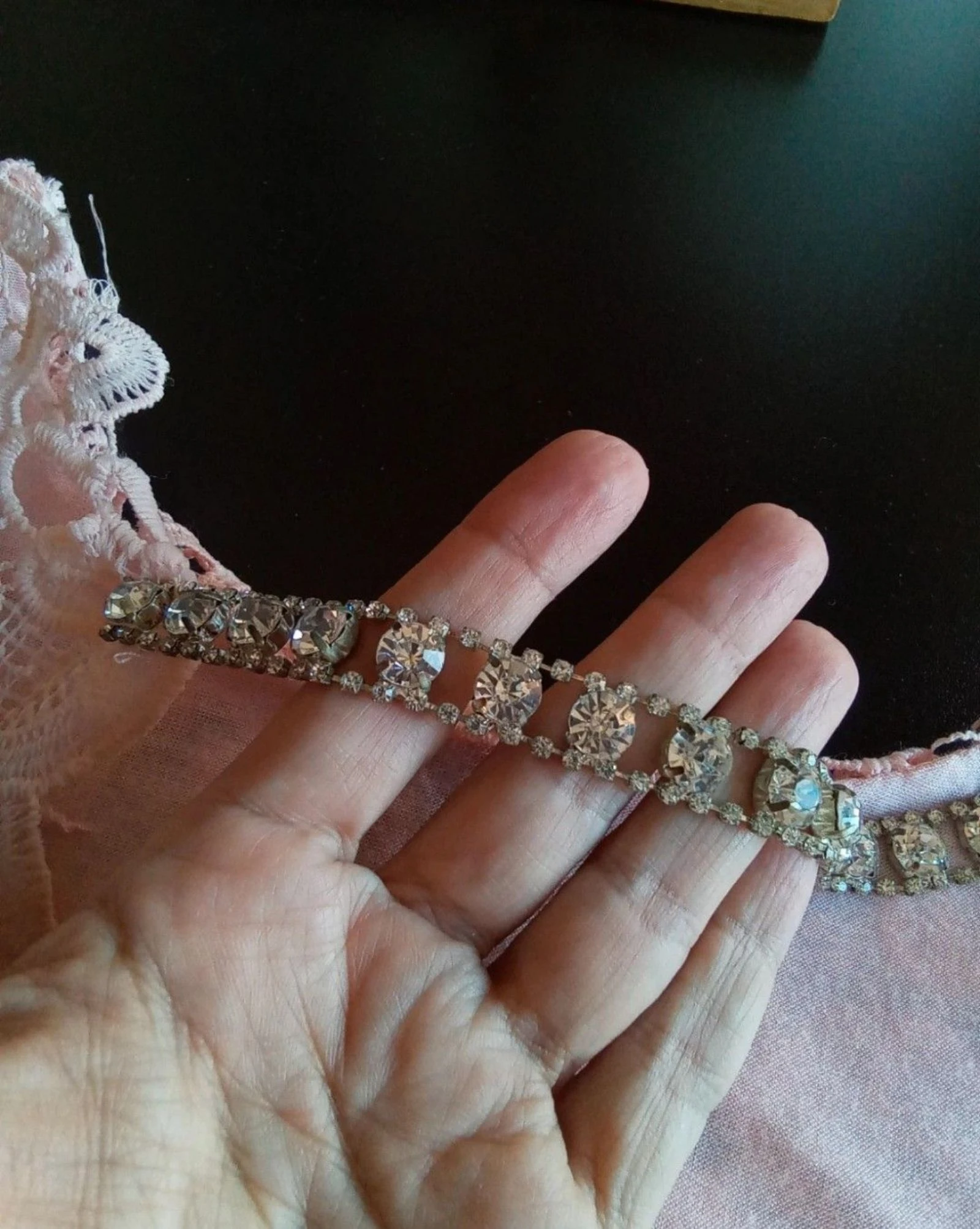 Roze jurk van kant en strass – photo 3